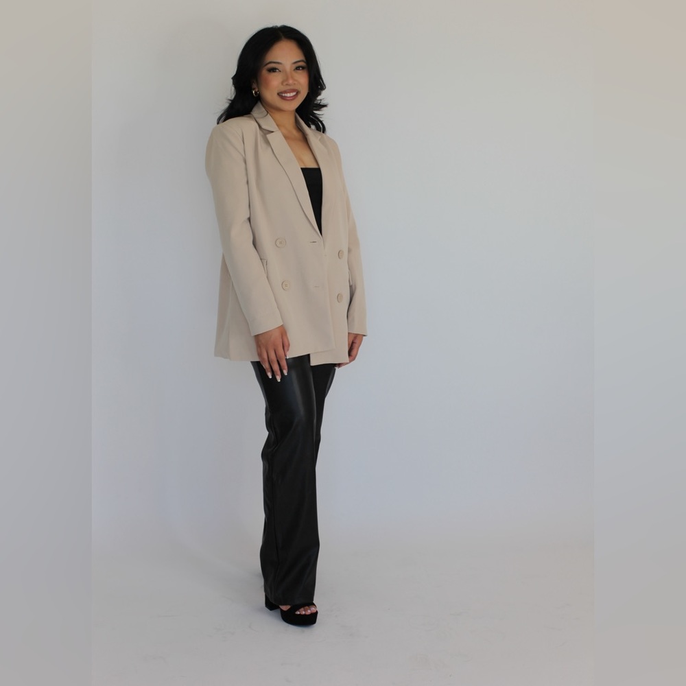 COPY - Oversized double breasted blazer. BRAND NEW. Comes in black and beige/cr…